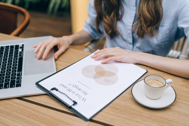 Comment développer une identité de marque forte en tant que freelance ?
