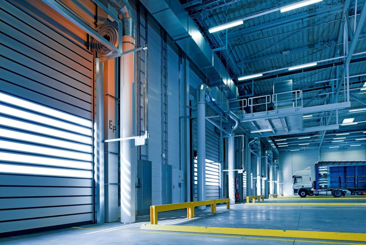 L’IT comme Nouveau Pétrole de l’Ukraine : Le Code au Lieu de l’Acier. Analyse de Chaslau Koniukh Spacious and modern warehouse interior with parked truck and steel structures.