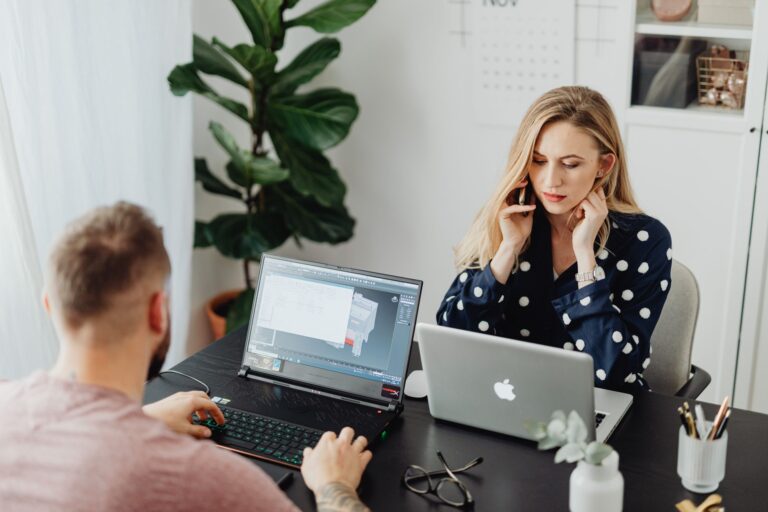 Comment optimiser la communication interne et externe pour une activité freelance florissante ?