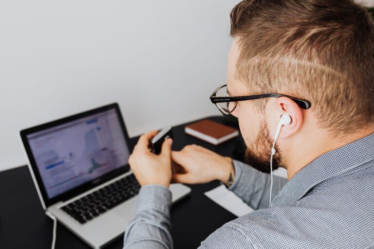 Comment optimiser sa présence en ligne pour attirer des clients en freelance ?